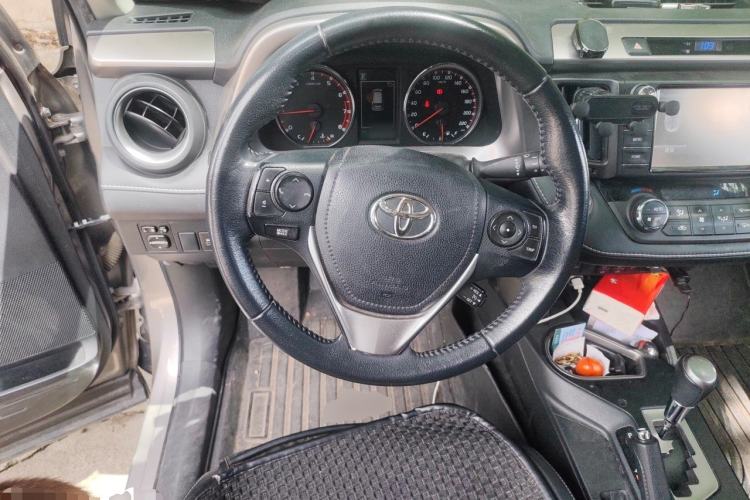 Used Toyota RAV4 2019 2.0L CVT Two-Wheel Drive ZhiShang Version China VI Standard Steering Wheel