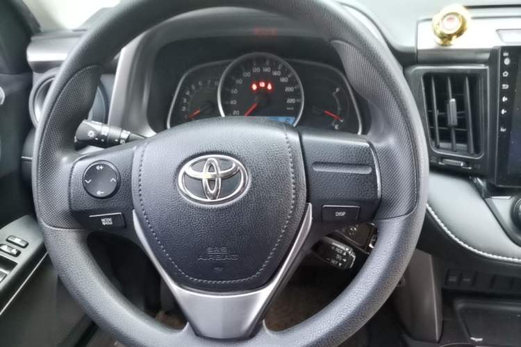 Used Toyota RAV4 2019 2.0L CVT Two-Wheel Drive Pioneer Edition China VI Standard Steering Wheel