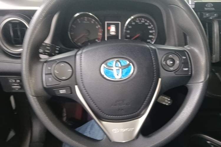 Used Toyota RAV4 2019 2.0L CVT Two-Wheel Drive Fashion X Limited Edition China VI Standard Steering Wheel