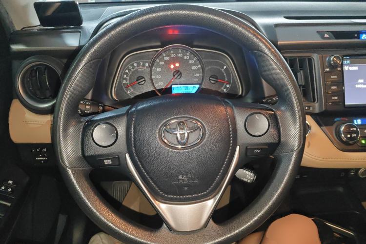 Used Toyota RAV4 2019 2.0L CVT Two-Wheel Drive Luxury Version China VI Standard Steering Wheel
