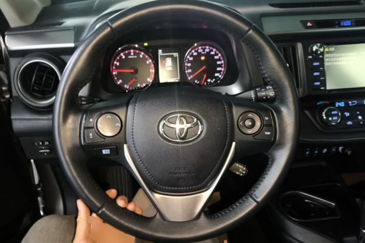 Used Toyota RAV4 2019 2.0L CVT Two-Wheel Drive ZhiShang Version China VI Standard Steering Wheel