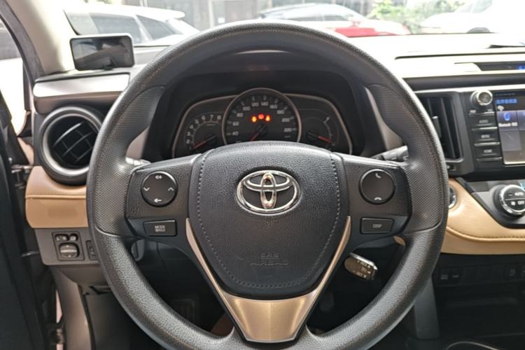 Used Toyota RAV4 2019 2.0L CVT Two-Wheel Drive Luxury Version China VI Standard Steering Wheel