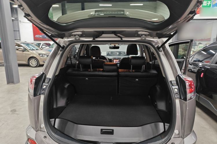 Used Toyota RAV4 2019 2.0L CVT Two-Wheel Drive Fashion X Limited Edition China VI Standard Trunk