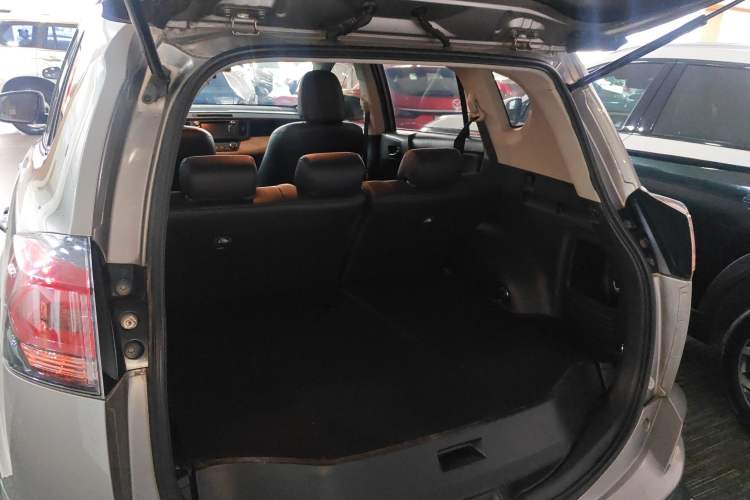 Used Toyota RAV4 2019 2.0L CVT Two-Wheel Drive Luxury Version China VI Standard Trunk