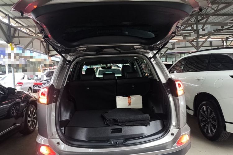 Used Toyota RAV4 2019 2.0L CVT Two-Wheel Drive ZhiShang Version China VI Standard Trunk