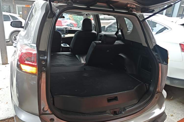 Used Toyota RAV4 2019 2.0L CVT Two-Wheel Drive Luxury Version China VI Standard Trunk