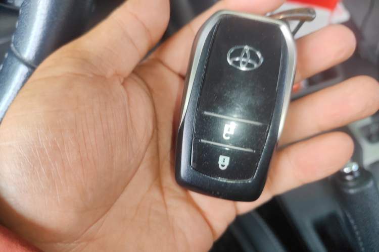 Used Toyota RAV4 2019 2.0L CVT Two-Wheel Drive ZhiShang Version China VI Standard Vehicle Key