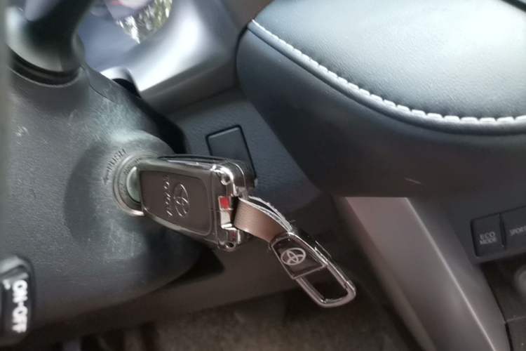Used Toyota RAV4 2019 2.0L CVT Two-Wheel Drive Pioneer Edition China VI Standard Vehicle Key