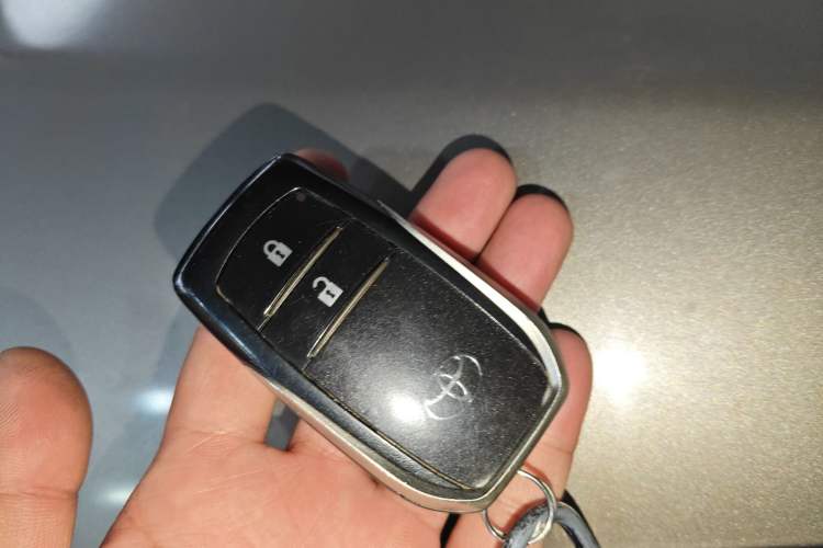 Used Toyota RAV4 2019 2.0L CVT Two-Wheel Drive Luxury Version China VI Standard Vehicle Key