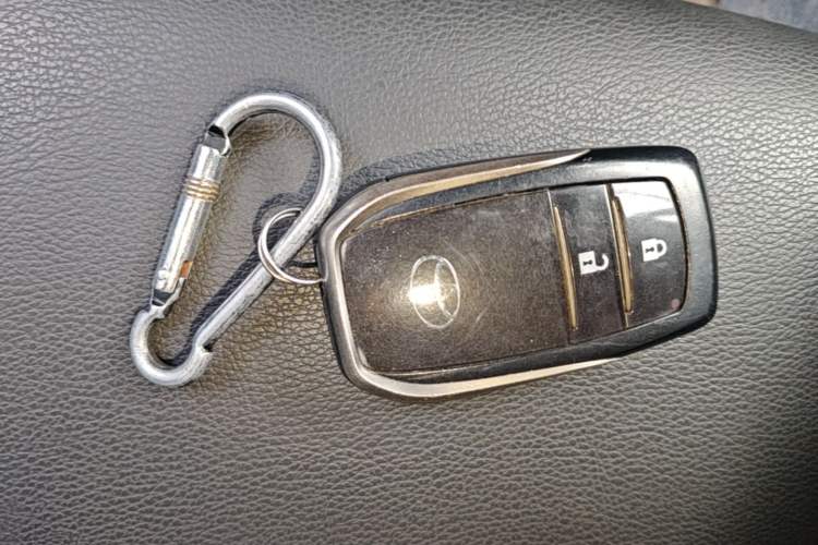 Used Toyota RAV4 2019 2.0L CVT Two-Wheel Drive Luxury Version China VI Standard Vehicle Key