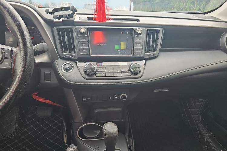 Used Toyota RAV4 2019 2.0L CVT Two-Wheel Drive Fashion X Limited Edition China V Standard Audio And AC Panel