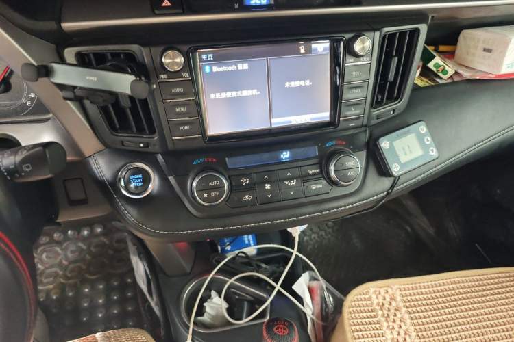 Used Toyota RAV4 2019 2.0L CVT Two-Wheel Drive Luxury Version China VI Standard Audio And AC Panel