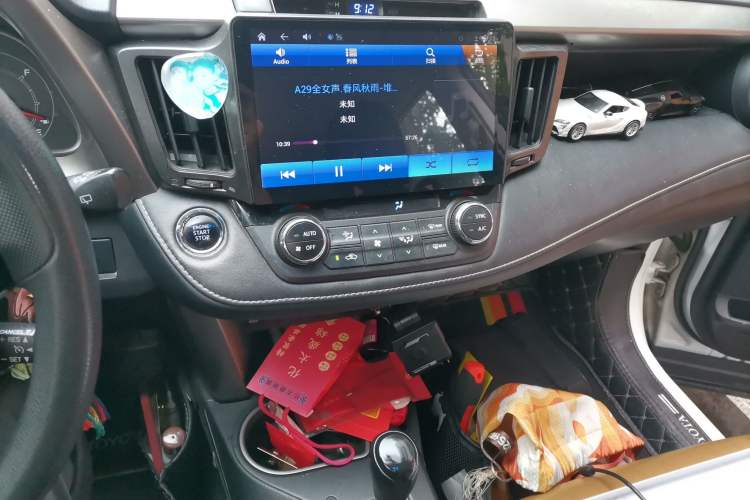 Used Toyota RAV4 2019 2.0L CVT Two-Wheel Drive Luxury Version China VI Standard Audio And AC Panel