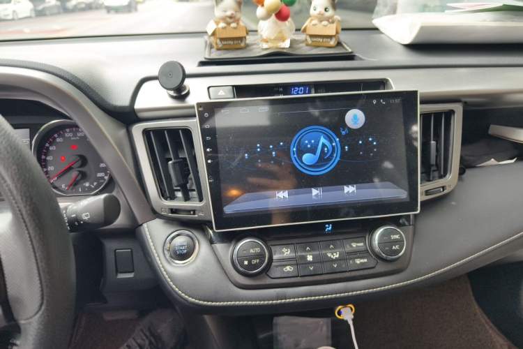 Used Toyota RAV4 2019 2.0L CVT Two-Wheel Drive Fashion X Limited Edition China V Standard Audio And AC Panel