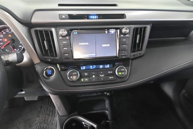 Used Toyota RAV4 2019 2.0L CVT Two-Wheel Drive Fashion X Limited Edition China VI Standard Audio And AC Panel