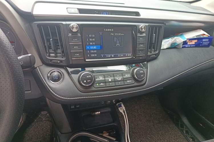 Used Toyota RAV4 2019 2.0L CVT Two-Wheel Drive Luxury Version China VI Standard Audio And AC Panel