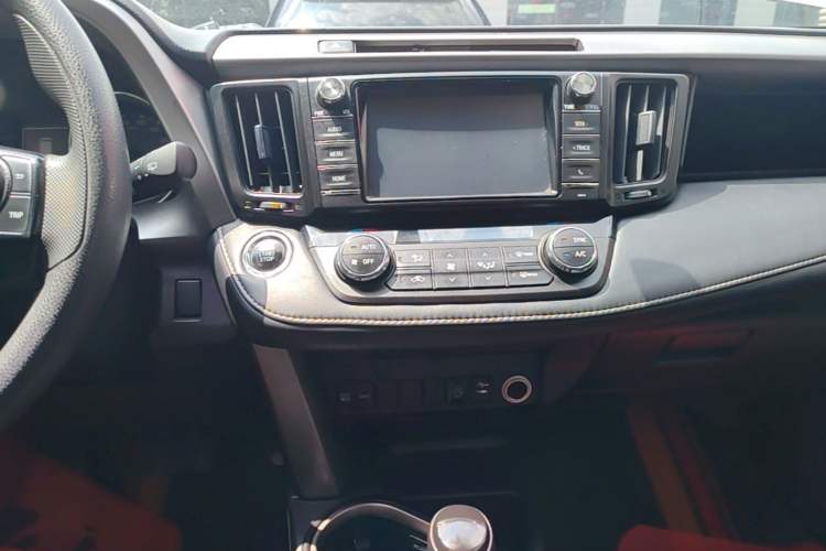 Used Toyota RAV4 2019 2.0L CVT Two-Wheel Drive Fashion X Limited Edition China VI Standard Audio And AC Panel