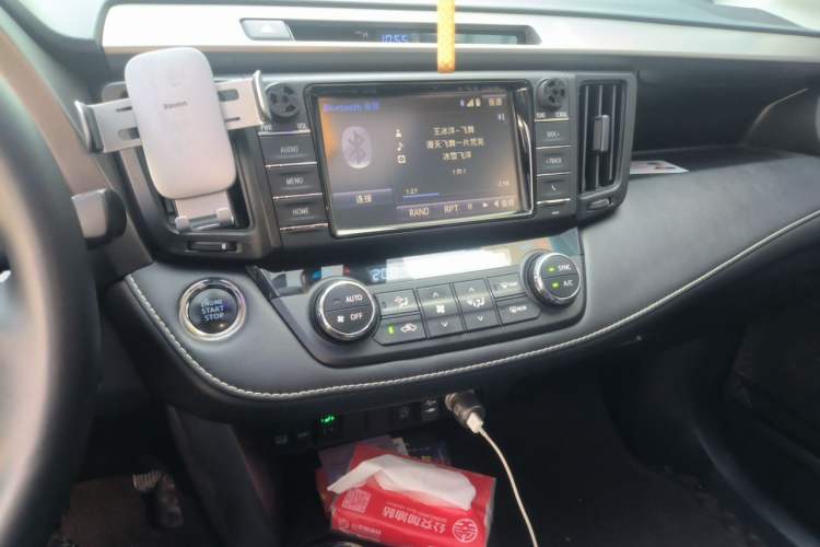 Used Toyota RAV4 2019 2.0L CVT Two-Wheel Drive Fashion X Limited Edition China VI Standard Audio And AC Panel