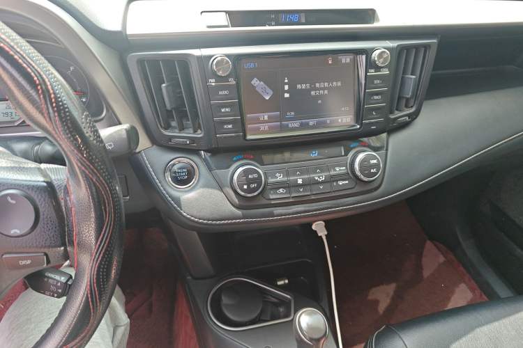 Used Toyota RAV4 2019 2.0L CVT Two-Wheel Drive Luxury Version China VI Standard Audio And AC Panel