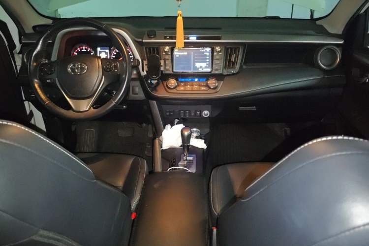 Used Toyota RAV4 2019 2.0L CVT Two-Wheel Drive ZhiShang Version China VI Standard Audio And AC Panel