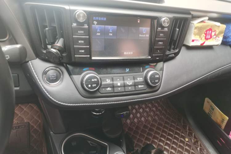 Used Toyota RAV4 2019 2.0L CVT Two-Wheel Drive Luxury Version China VI Standard Audio And AC Panel