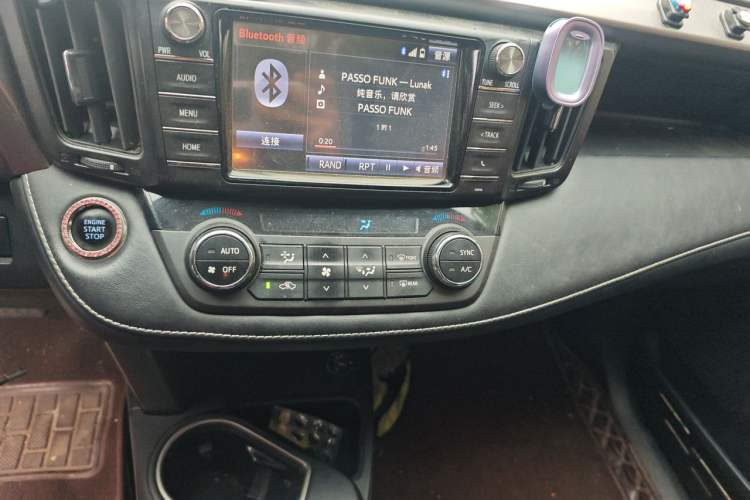 Used Toyota RAV4 2019 2.0L CVT Two-Wheel Drive ZhiShang Version China VI Standard Audio And AC Panel