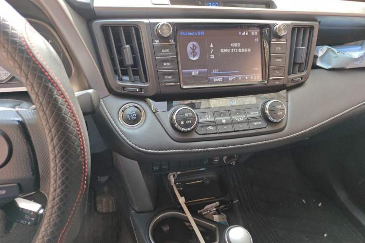Used Toyota RAV4 2019 2.0L CVT Two-Wheel Drive Luxury Version China VI Standard Audio And AC Panel