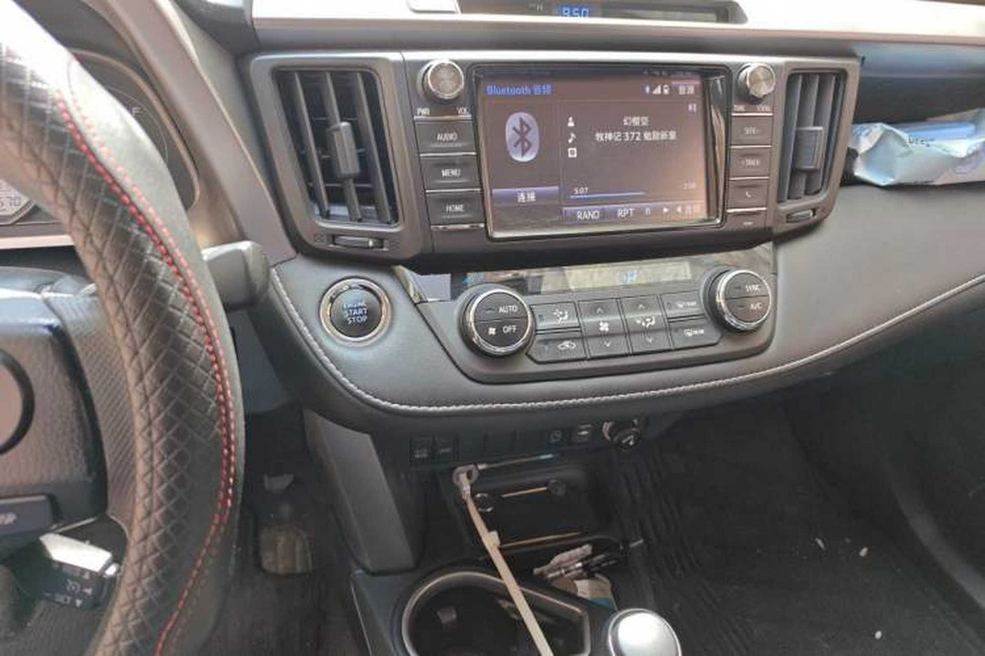 Used Toyota RAV4 2019 2.0L CVT Two-Wheel Drive Luxury Version China VI Standard Audio And AC Panel