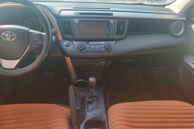 Used Toyota RAV4 2019 2.0L CVT Two-Wheel Drive Luxury Version China VI Standard Audio And AC Panel