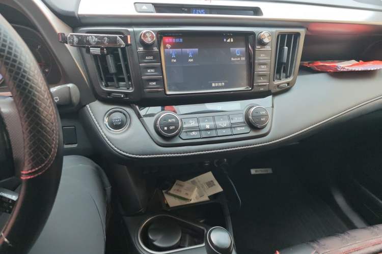 Used Toyota RAV4 2019 2.0L CVT Two-Wheel Drive Luxury Version China VI Standard Audio And AC Panel