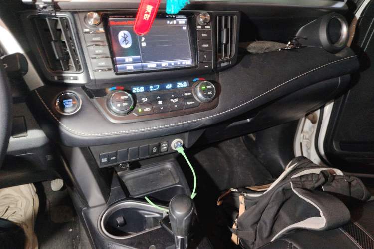 Used Toyota RAV4 2019 2.0L CVT Two-Wheel Drive Fashion X Limited Edition China V Standard Audio And AC Panel