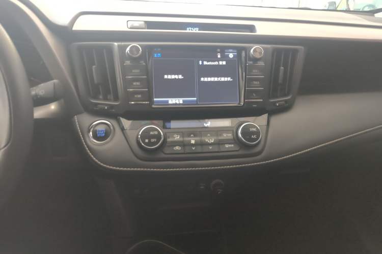 Used Toyota RAV4 2019 2.0L CVT Two-Wheel Drive Luxury Version China VI Standard Audio And AC Panel