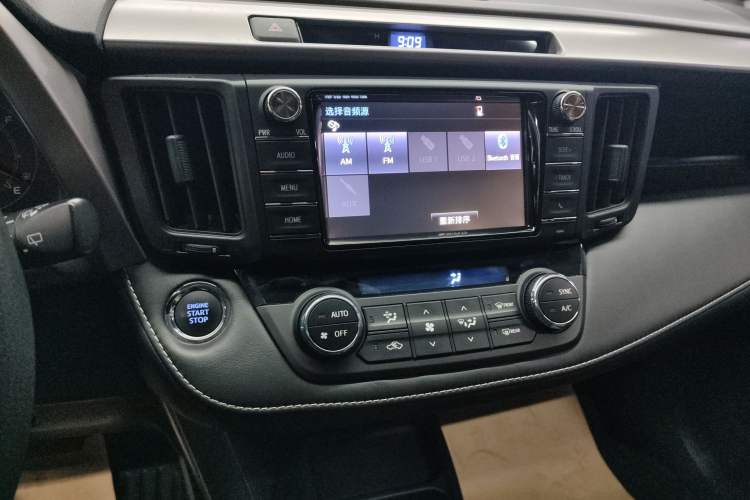 Used Toyota RAV4 2019 2.0L CVT Two-Wheel Drive Comfort Edition China VI Standard Audio And AC Panel