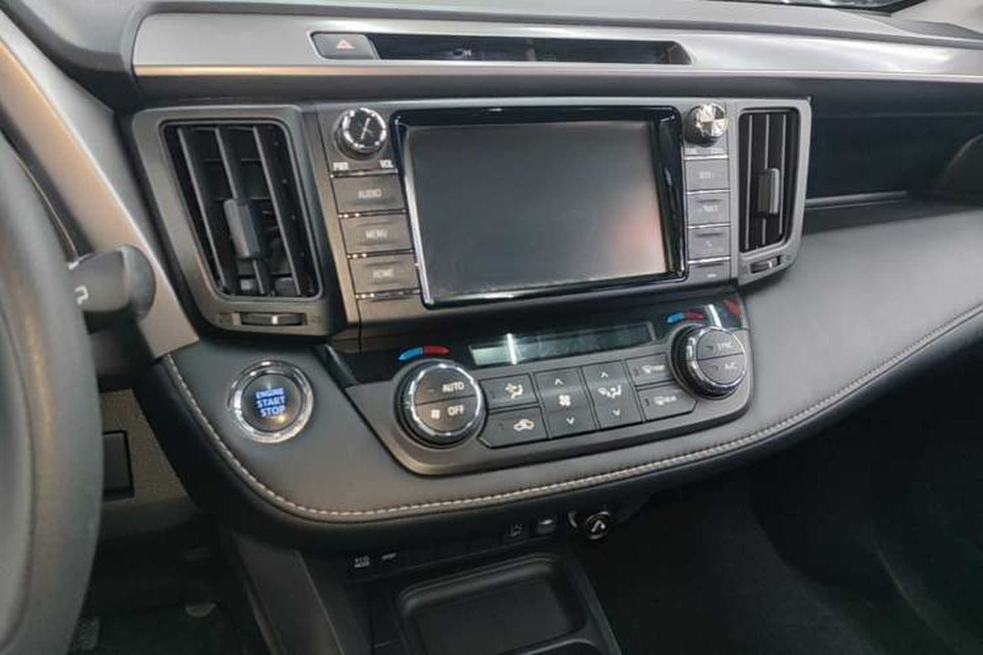 Used Toyota RAV4 2019 2.0L CVT Two-Wheel Drive Luxury Version China VI Standard Audio And AC Panel