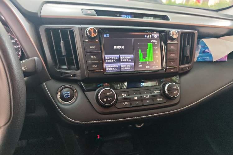 Used Toyota RAV4 2019 2.0L CVT Two-Wheel Drive Fashion X Limited Edition China VI Standard Audio And AC Panel