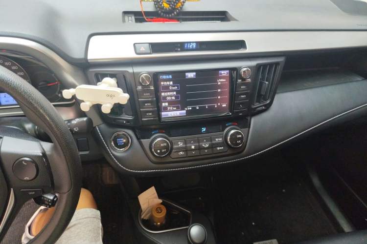 Used Toyota RAV4 2019 2.0L CVT Two-Wheel Drive Luxury Version China VI Standard Audio And AC Panel