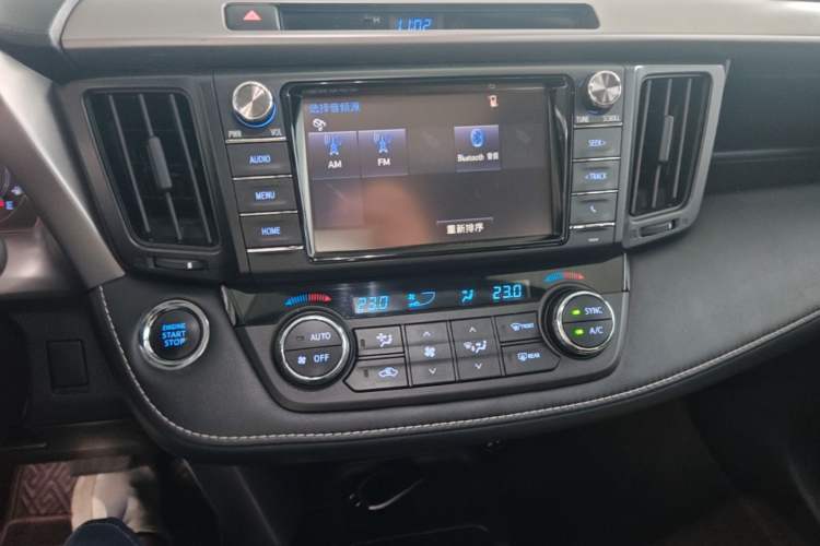 Used Toyota RAV4 2019 2.0L CVT Two-Wheel Drive Luxury Version China VI Standard Audio And AC Panel