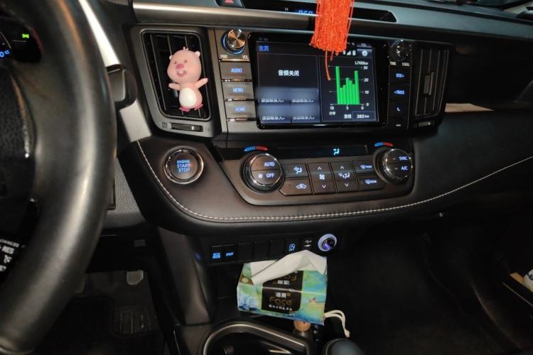 Used Toyota RAV4 2019 2.0L CVT Two-Wheel Drive Luxury Version China VI Standard Audio And AC Panel