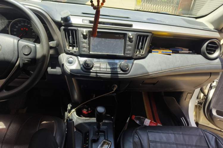 Used Toyota RAV4 2019 2.0L CVT Two-Wheel Drive Luxury Version China VI Standard Audio And AC Panel
