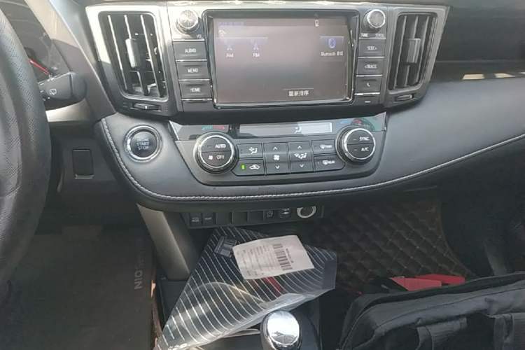 Used Toyota RAV4 2019 2.0L CVT Two-Wheel Drive Luxury Version China VI Standard Audio And AC Panel