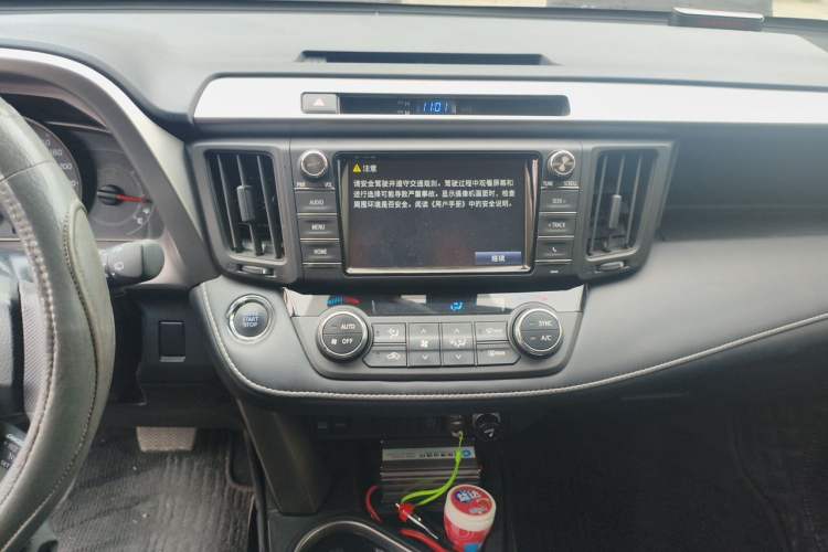 Used Toyota RAV4 2019 2.0L CVT Two-Wheel Drive Luxury Version China VI Standard Audio And AC Panel