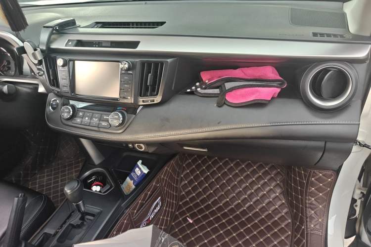 Used Toyota RAV4 2019 2.0L CVT Two-Wheel Drive Fashion X Limited Edition China VI Standard Audio And AC Panel