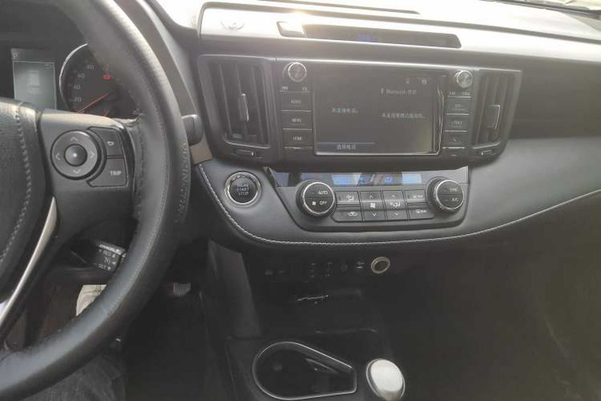 Used Toyota RAV4 2019 2.0L CVT Two-Wheel Drive ZhiShang Version China VI Standard Audio And AC Panel