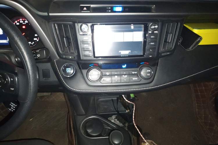 Used Toyota RAV4 2019 2.0L CVT Two-Wheel Drive Fashion X Limited Edition China V Standard Audio And AC Panel