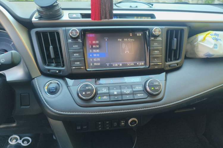 Used Toyota RAV4 2019 2.0L CVT Two-Wheel Drive Comfort Edition China VI Standard Audio And AC Panel