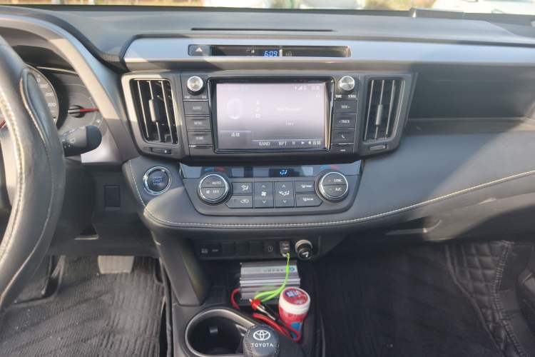 Used Toyota RAV4 2019 2.0L CVT Two-Wheel Drive Luxury Version China VI Standard
