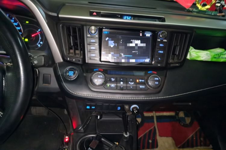 Used Toyota RAV4 2019 2.0L CVT Two-Wheel Drive Luxury Version China VI Standard Audio And AC Panel