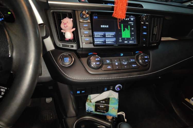 Used Toyota RAV4 2019 2.0L CVT Two-Wheel Drive Luxury Version China VI Standard Audio And AC Panel