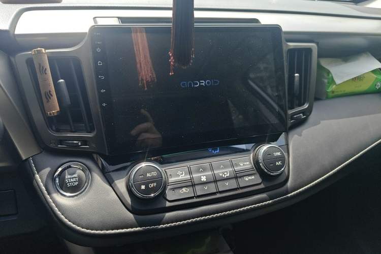Used Toyota RAV4 2019 2.0L CVT Two-Wheel Drive Luxury Version China VI Standard Audio And AC Panel