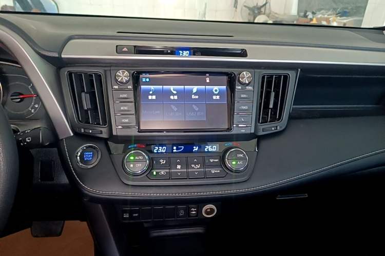 Used Toyota RAV4 2019 2.0L CVT Two-Wheel Drive Luxury Version China VI Standard Audio And AC Panel